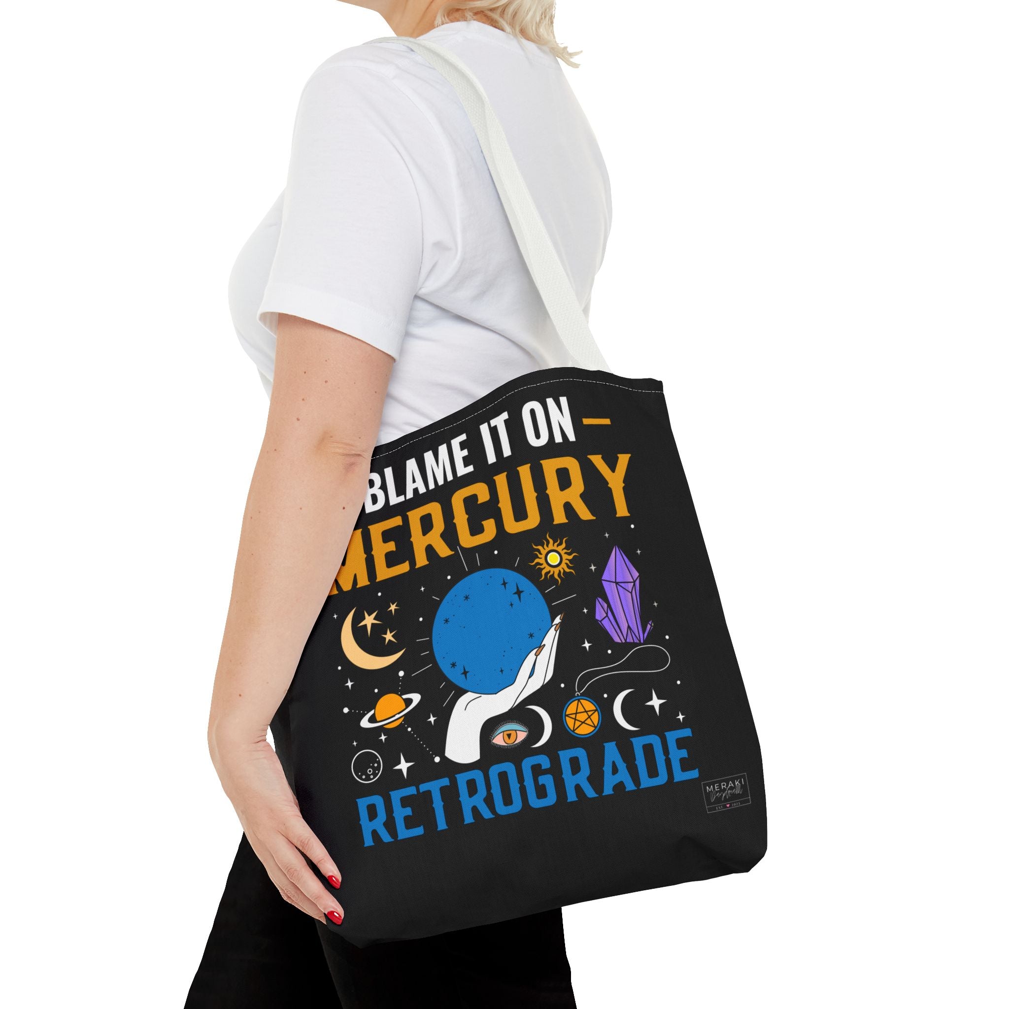 Woman carrying white handle retrograde tote with journal peeking out